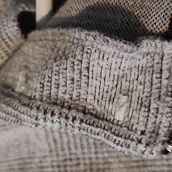 Crop top back zipper detail - Picture 3 of 3